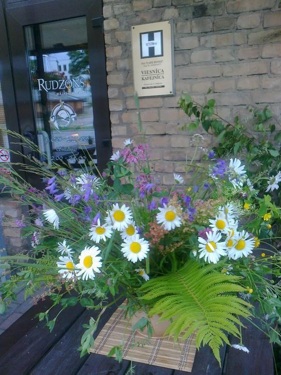 Cafe Hotel Rudzons Madona Exterior foto